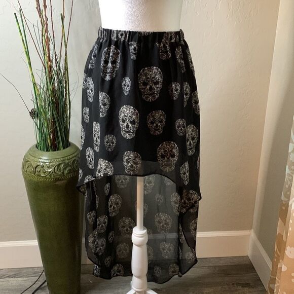 H&m black sugar skull hi low skirt. Elastic waist size four. NWOT. - Picture 2 of 10